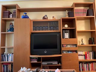 Librería de madera y cristal