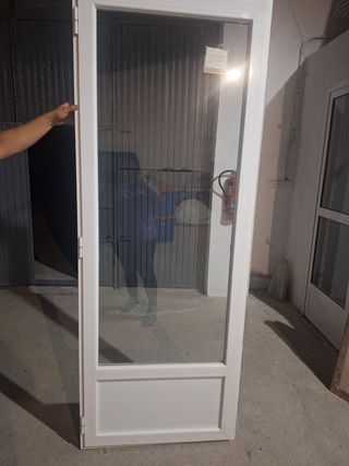 Puerta de cristal blanca