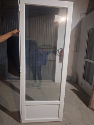 Puerta de cristal blanca