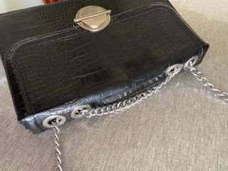 Bolso Bershka negro efecto piel