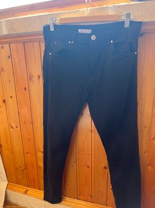 Pantalón vaquero pitillo Bershka negro