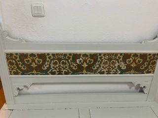 Banco de madera con azulejos con capacidad