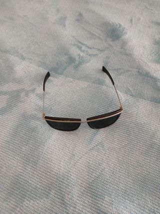 Gafas de sol negras y doradas