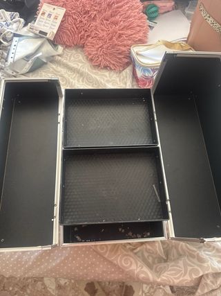 Maletín de maquillaje dorado con plumas