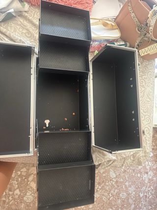 Maletín de maquillaje dorado con plumas