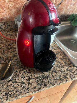 Cafetera Dolce Gusto Roja solo funciona el frío
