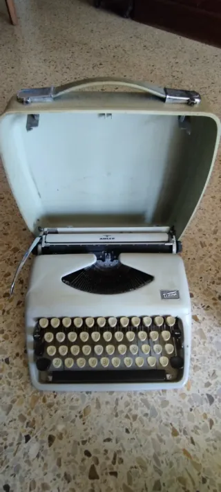 Máquina de escribir Adler con maletín
