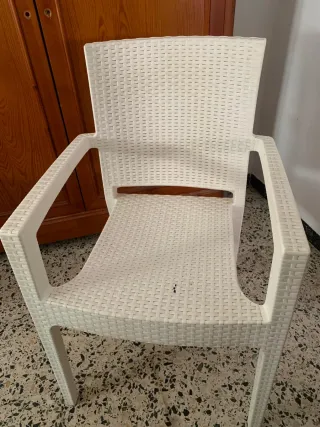 Sedia da esterno in PVC bianco con braccioli