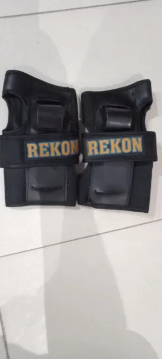 Muñequeras REKON Patinaje