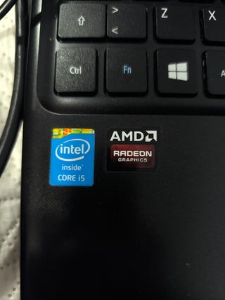 Portátil Acer Negro con Ratón Rojo