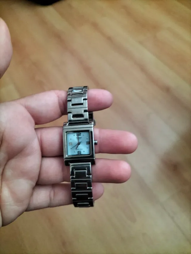 Reloj de pulsera plateado y blanco