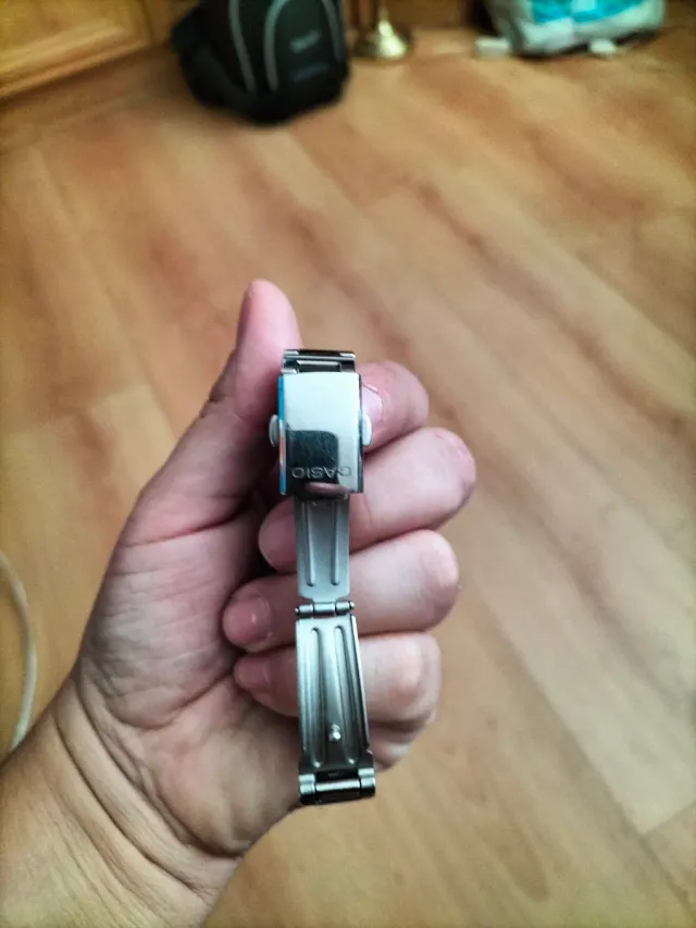 Reloj de pulsera plateado y blanco