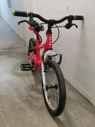 Bicicleta infantil roja 4-6 años.