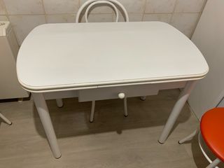 Mesa de cocina blanca con 4 sillas