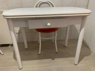 Mesa de cocina blanca con 4 sillas