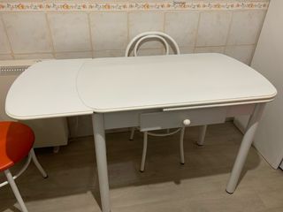 Mesa de cocina blanca con 4 sillas