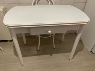 Mesa de cocina blanca con 4 sillas