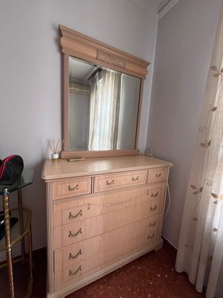 Cassettiera in legno con specchio