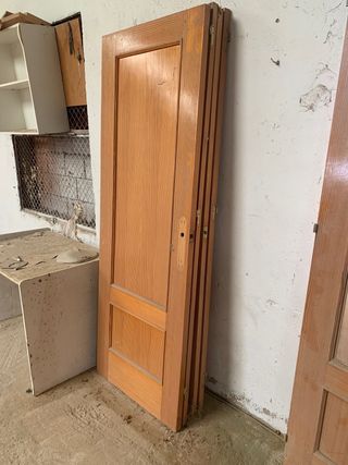 Puerta de madera con cristal