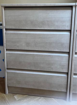 Cassettiera in legno chiaro, con quattro cassetti 