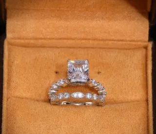 Anillo de plata con circonitas