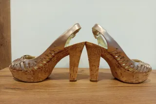 Zapatos de tacón Guess dorados