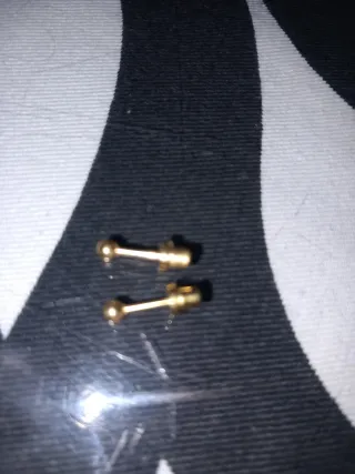 Pendientes de bola dorados