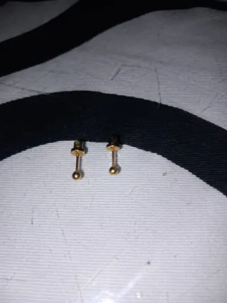 Pendientes de bola dorados