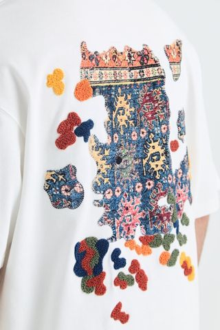 Camiseta Diseño Multicolor Bordado