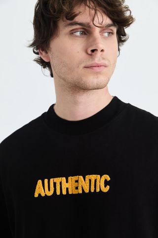 Camiseta Diseño Multicolor Bordado
