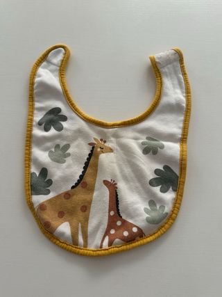 Babero de bebé con jirafas