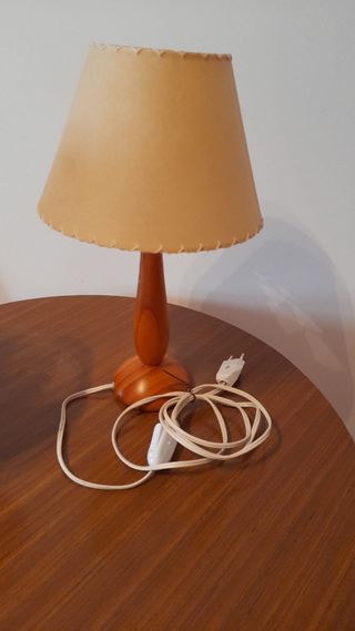 Lámpara de mesa madera y papel