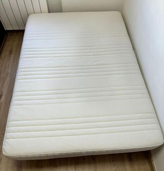 Colchón 135cm y somier con patas
