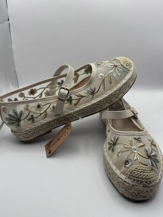 Zapatos planos beige y dorados