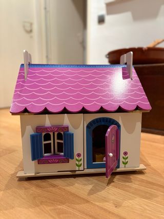Casa de muñecas de madera