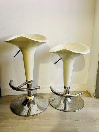 Taburetes de bar blancos regulables  el par