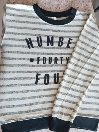 Camiseta de rayas grises y blancas
