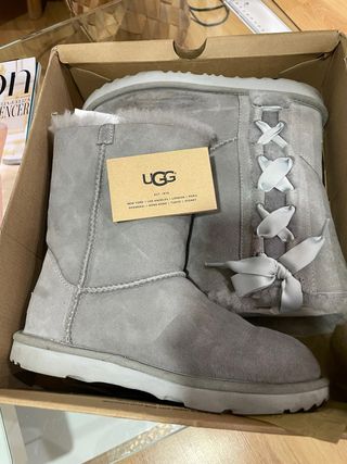 Botas UGG grises con lazos