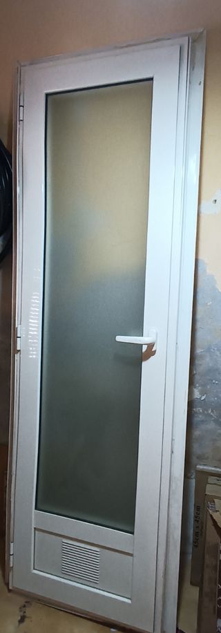 Puerta blanca con cristal y rejilla