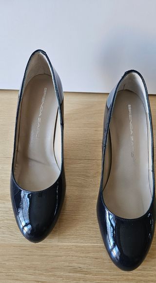 Zapatos de tacón Brenda Zaro charol azul marino