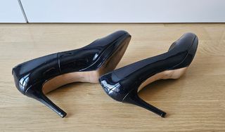 Zapatos de tacón Brenda Zaro charol azul marino