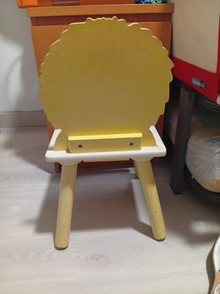 Silla infantil de madera con diseño de león