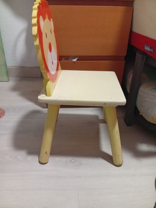 Silla infantil de madera con diseño de león