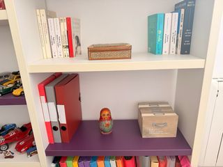 Estantería /Libreria Blanca y Morada buena calidad