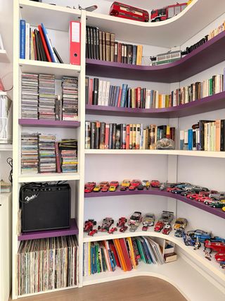 Estantería /Libreria Blanca y Morada buena calidad