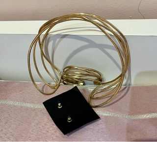 Gargantilla y brazalete dorado rígidos más pendien