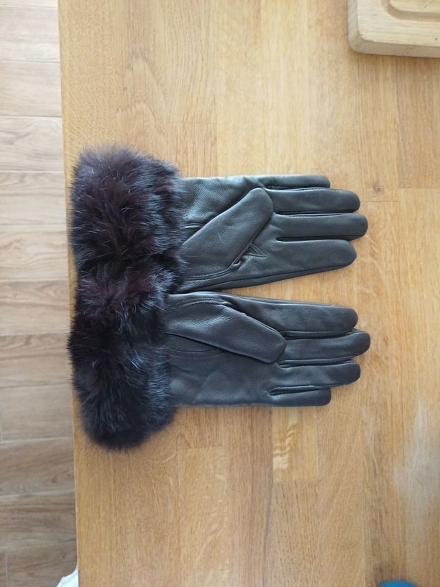 Guantes de Piel con forro de pelo.