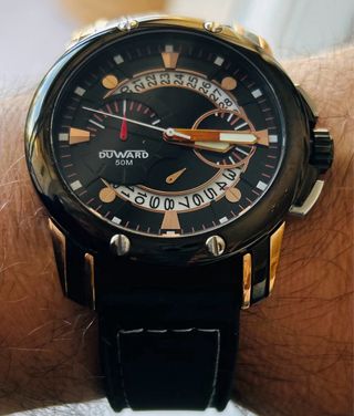 Reloj Duward Cuarzo Negro y Dorado