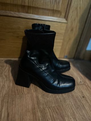 Botín de tacón negro