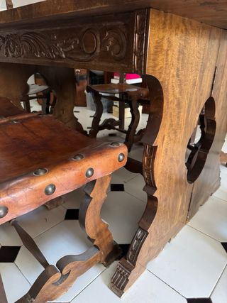 Mesa Comedor Nogal Macizo y Sillas Cuero